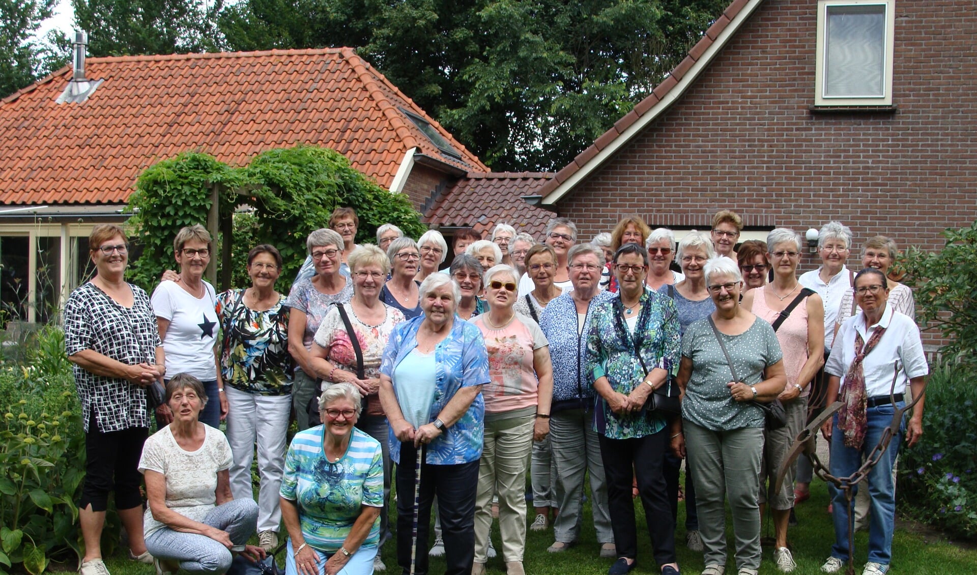 Dames van Vrouwen van Nu Gelderland op tuinenbezoek in Steenderen. Foto: PR