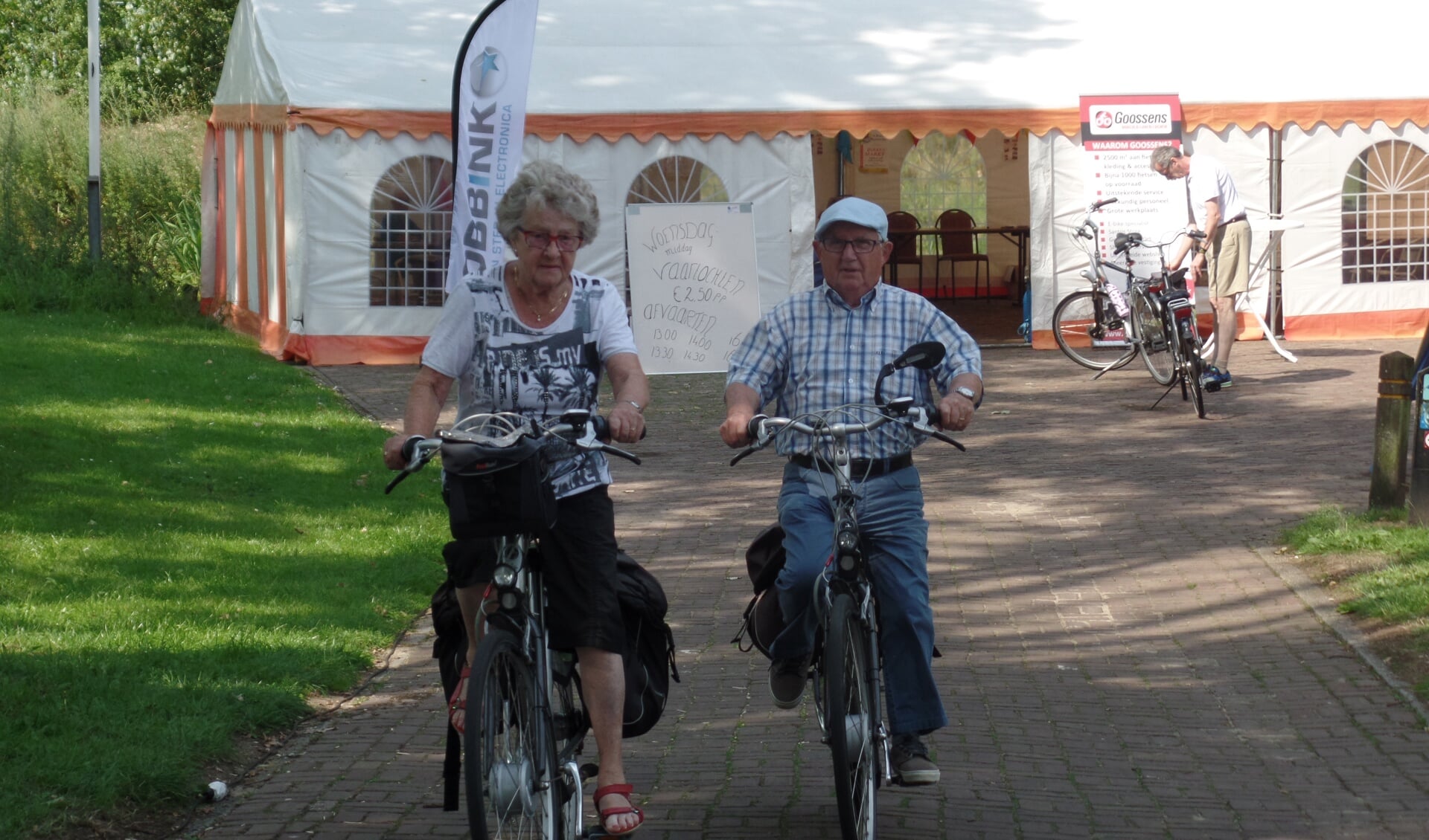 Harry en Joke te Velthuis uit Borculo leerden elkaar kennen tijdens de Borculose fietsvierdaagse. Foto: Jan Hendriksen.   