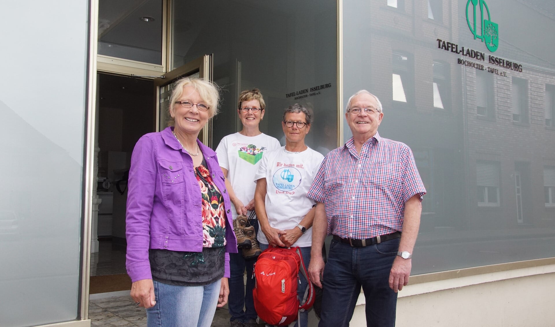 In het midden  Ria Rensen, Riek Bargeman, vergezeld door Christa Janßen en Robert Kolb van Tafelladen Isselburg. Foto: Frank Vinkenvleugel