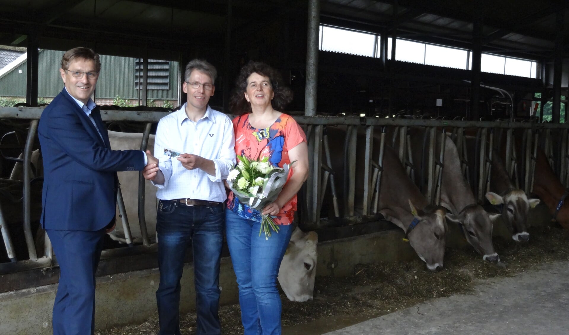 Herman Vrielink overhandigt de prijs aan de familie Zents. Foto: PR