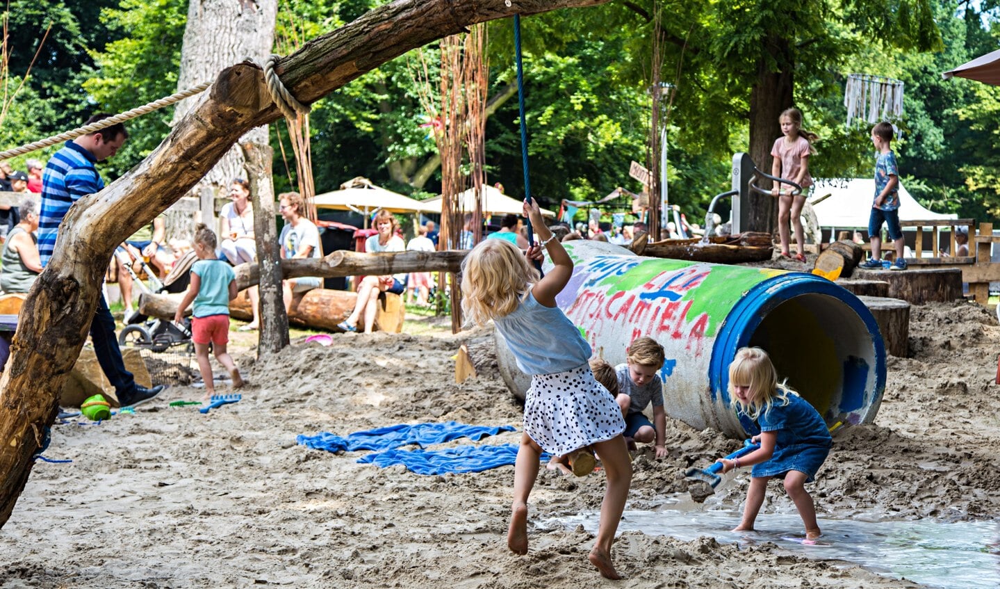 De speelplek is ingericht met natuurlijk materialen, zand en water. Foto: Henk ter Horst