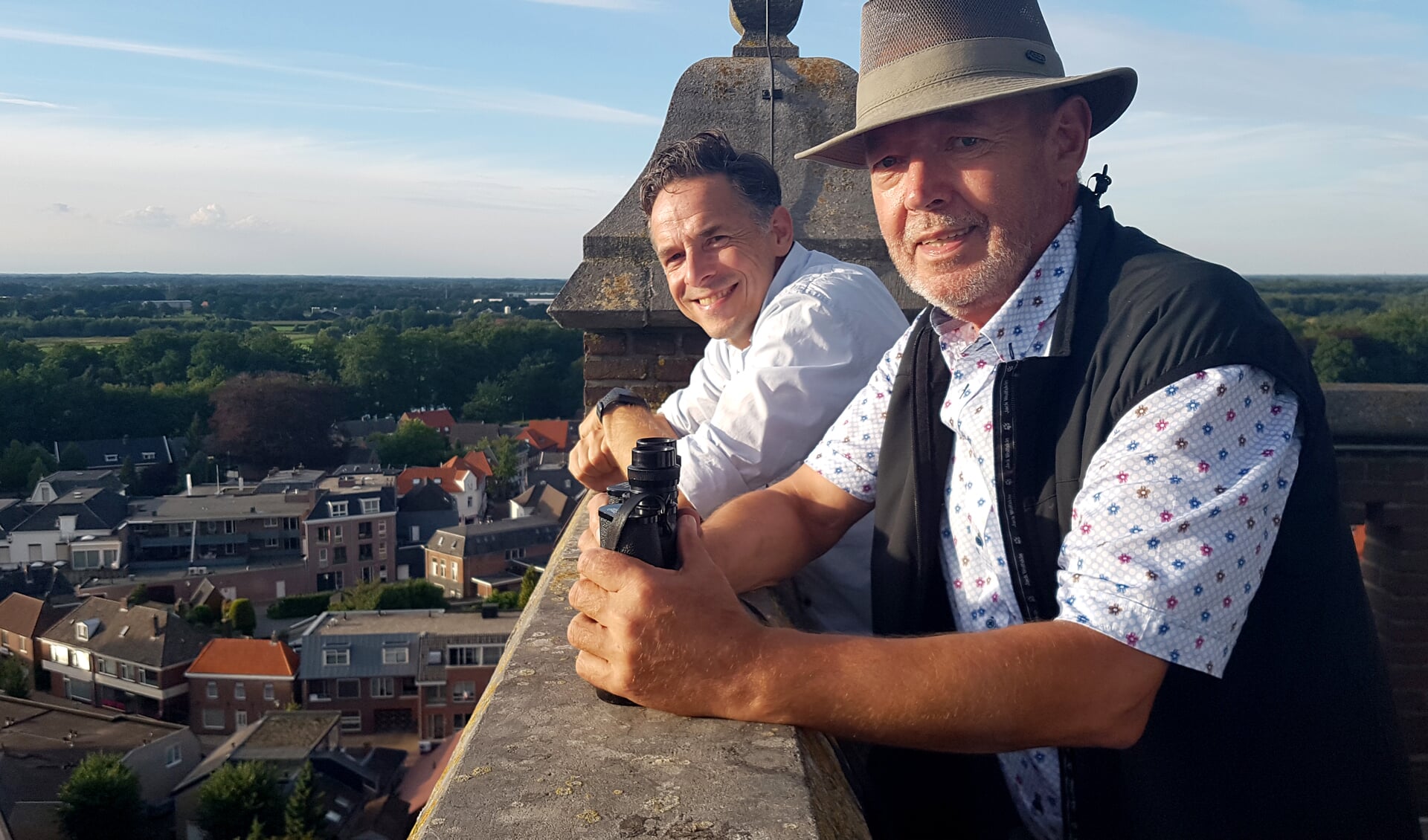 Fried te Brake (rechts) en Mark de Graaf op de torentrans van de Groenlose basiliek. Foto: Kyra Broshuis