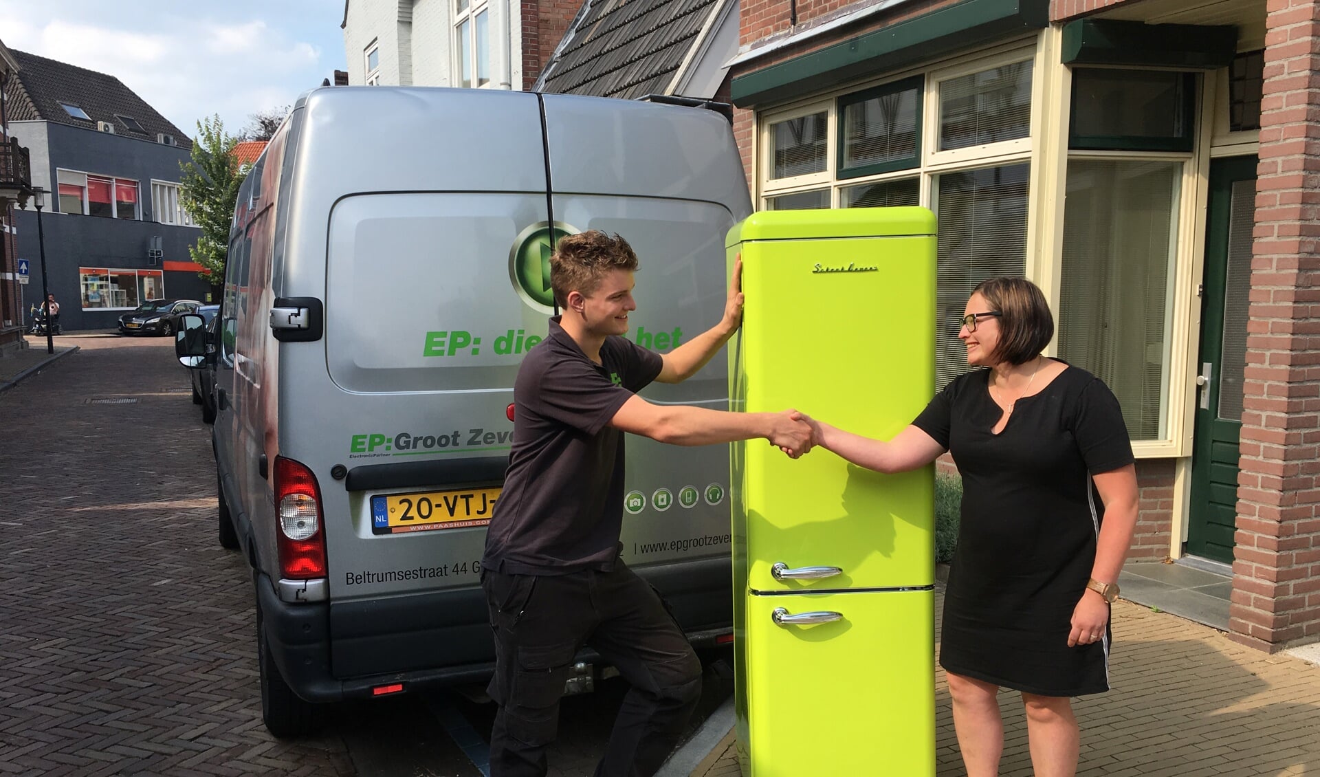 Hugo Bomers van EP: Groot Zevert overhandigt de koelkast aan Susanne Wassink. Foto: PR
