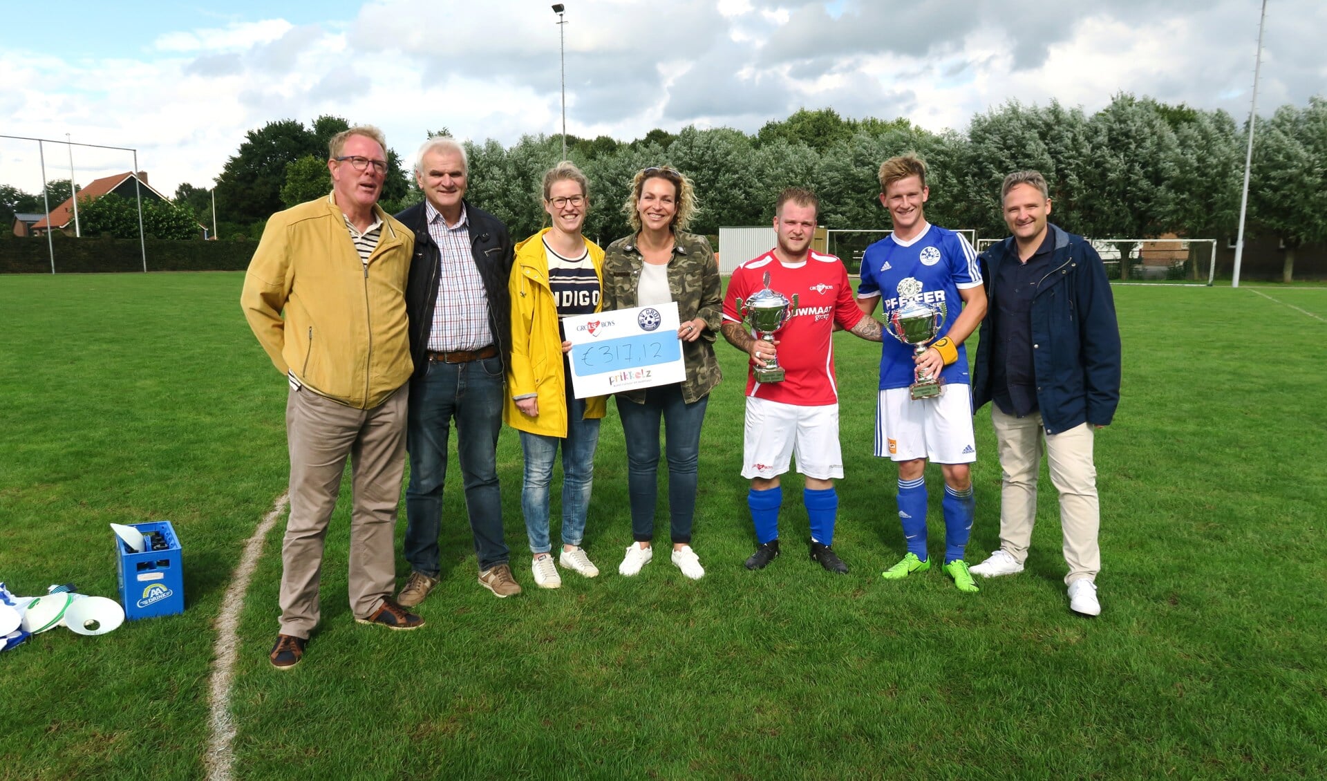 Mirte Kuenenger en Thirsa van der Kieft (derde en vierde van links) hebben de cheque in ontvangst genomen. Foto: Theo Huijskes