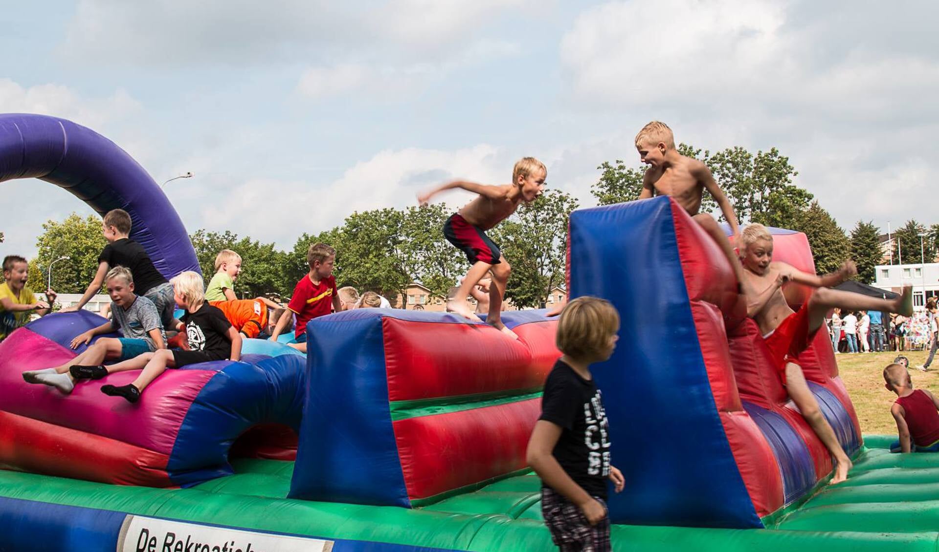 Klimmen, klauteren, springen en lekkers: er is van alles te beleven bij de kinderspelen. Foto: PR