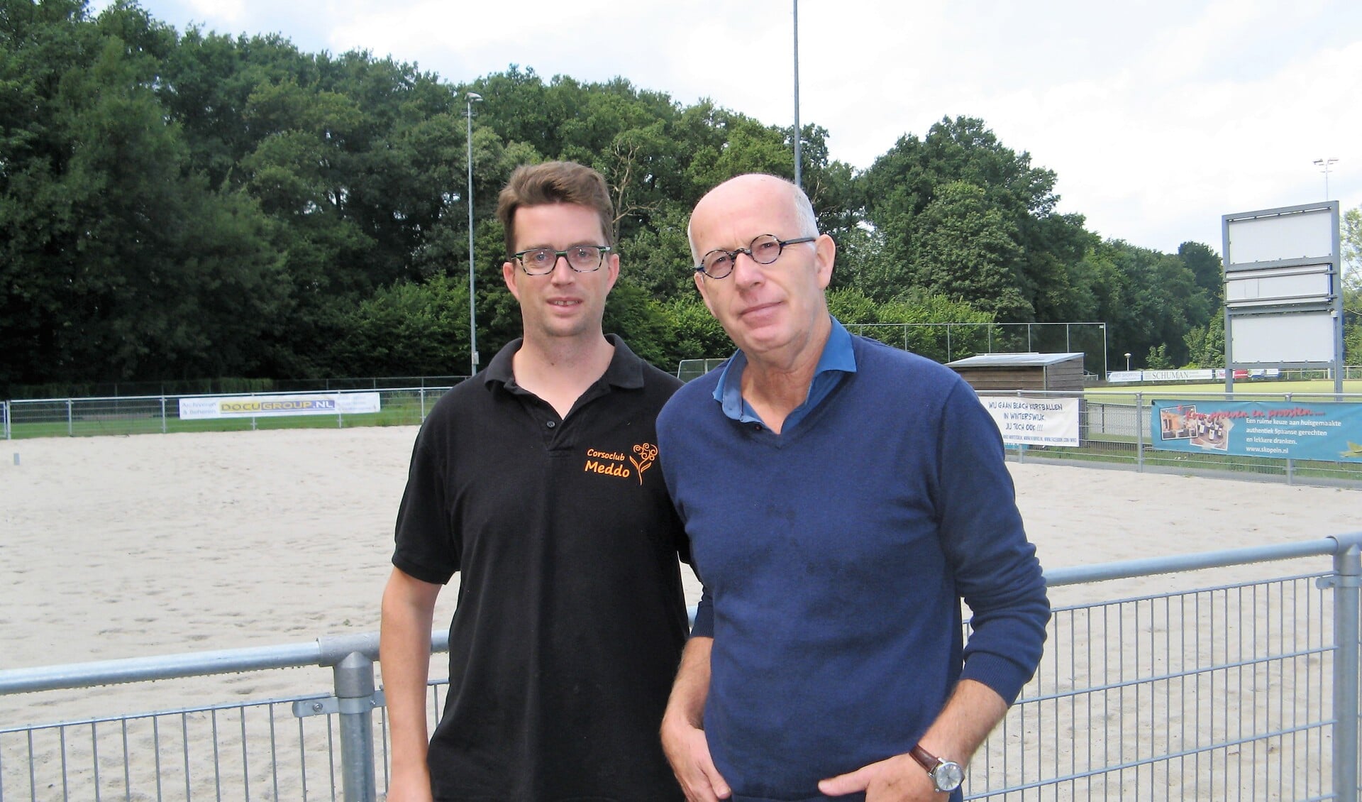 Wivoc-voorzitter Geert Beijers (rechts) en Martijn Roerdink van de jubileumcommissie van de vijftigjarige volleybalvereniging. Foto: Bart Kraan  