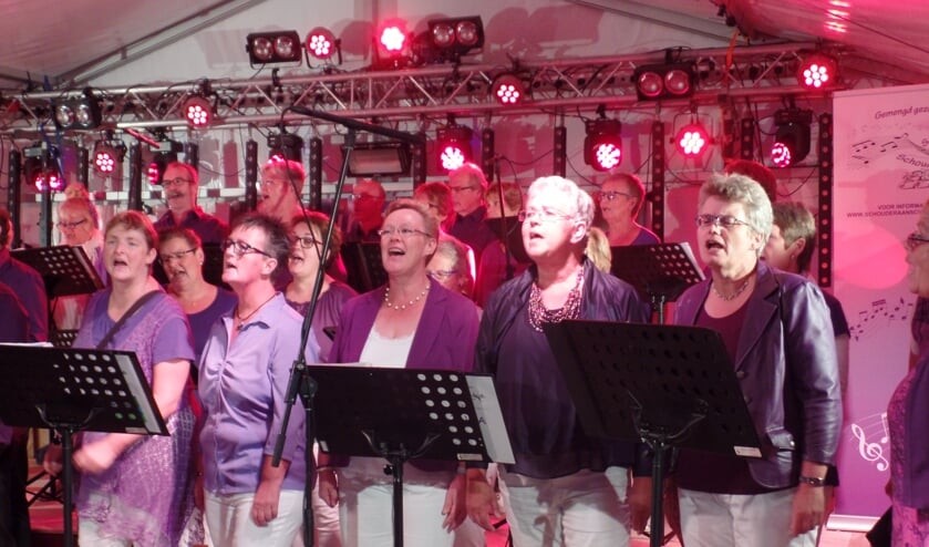 Schouder aan Schouder in actie tijdens hun georganiseerde Korenavond. Foto: Jan Hendriksen.