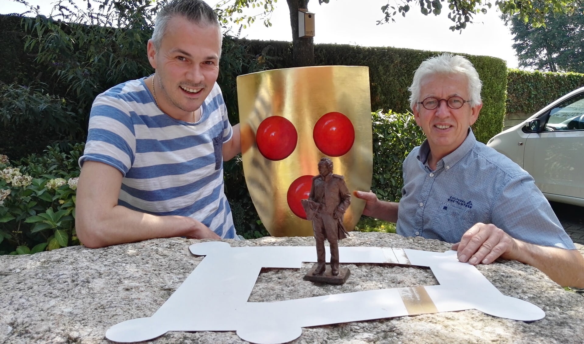 De grondcontouren van het kasteel Het Hof op de nieuwe sokkel. In het middel het nog te vervaardigen beeld van Stadhouder Willem V. Tussen Peter Nieuwenhuis (l) en Jan te Kulve in, het wapen van Borculo. Foto: Rob Weeber