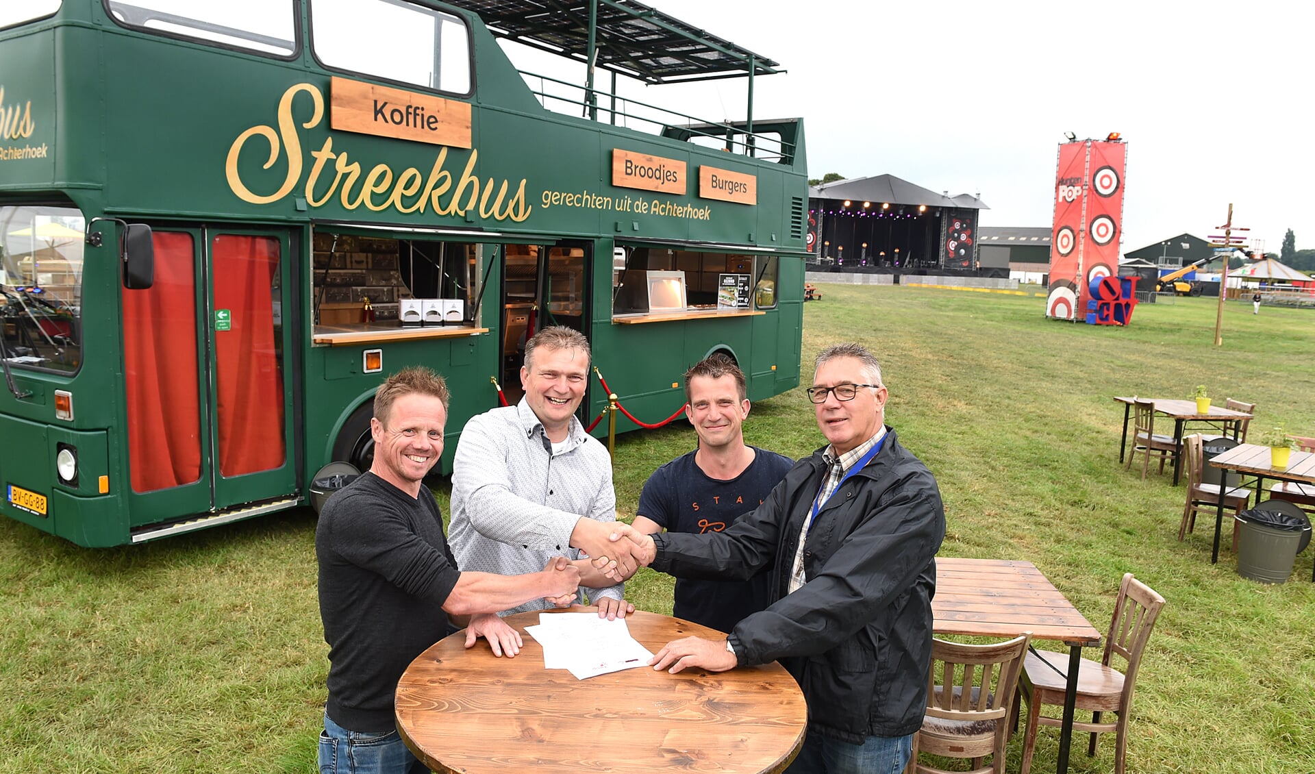 De overeenkomst werd getekend voor De Streekbus op het evenemententerrein van Huntenpop.  Foto: PR