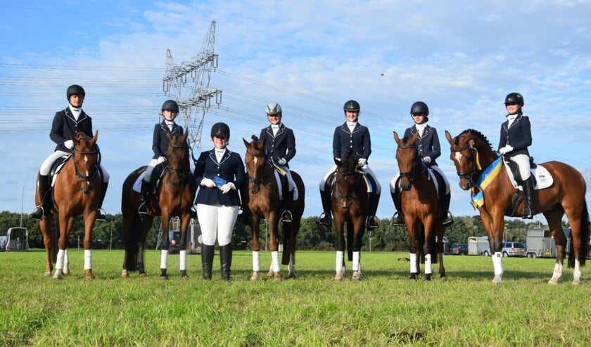 Pony zestal, klasse L, cat. D (v.l.n.r.) Niels Fransen, Kirsten Brinkman, Instructrice Richelle Kroesen, Fabiënne Berendsen, Michelle Berendsen, Vivian Schiphorst en Jasmijn Swennenhuis. Foto: PR