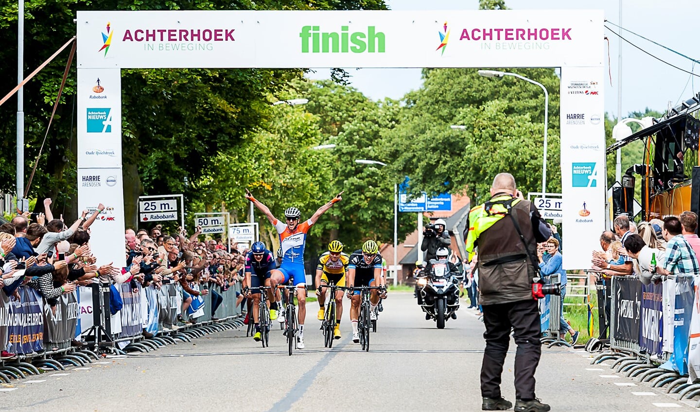 Wim Kleiman komt juichend over de finish in Gendringen. Foto's: Henk van Raaij