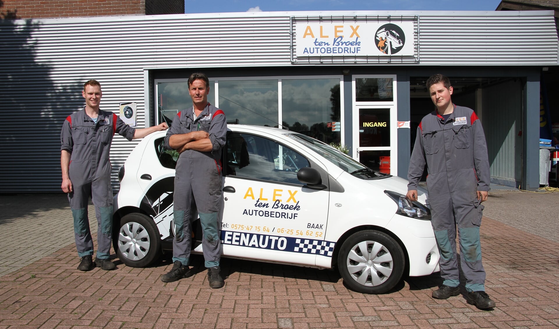 Jeroen, Alex en Dion van Alex ten Broek Autobedrijf. Foto: Liesbeth Spaansen
