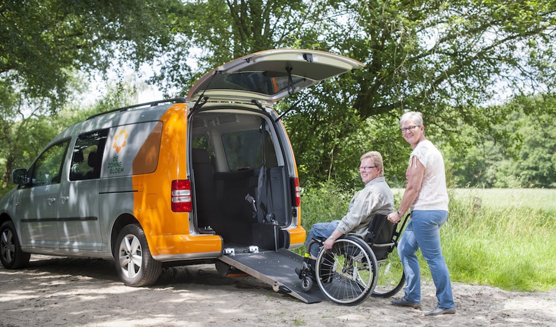 De zonnebloemauto is te huur voor rolstoelgebruikers. Foto: PR