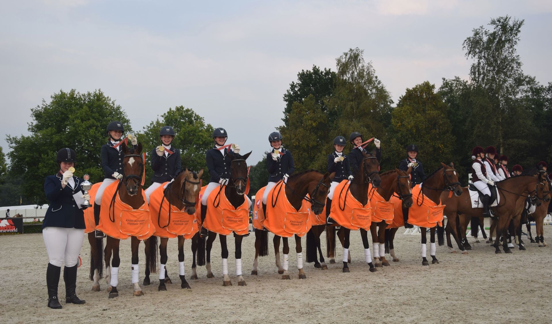 V.l.n.r. commandante Richelle Kroesen, Jasmijn Swennenhuis, Vivian Schiphorst, Michelle Berendsen, Fabiënne Berendsen, Kirsten Brinkman, Niels Fransen en reserve Herman Lammers. Foto: PR