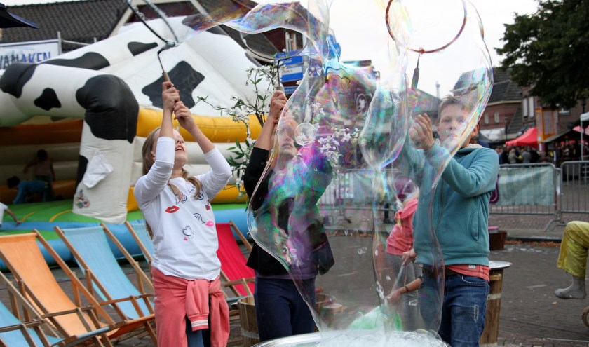 Kinderen vermaken zich tijdens Hengelo Draaft Door in de bellentuin. Foto: Liesbeth Spaansen