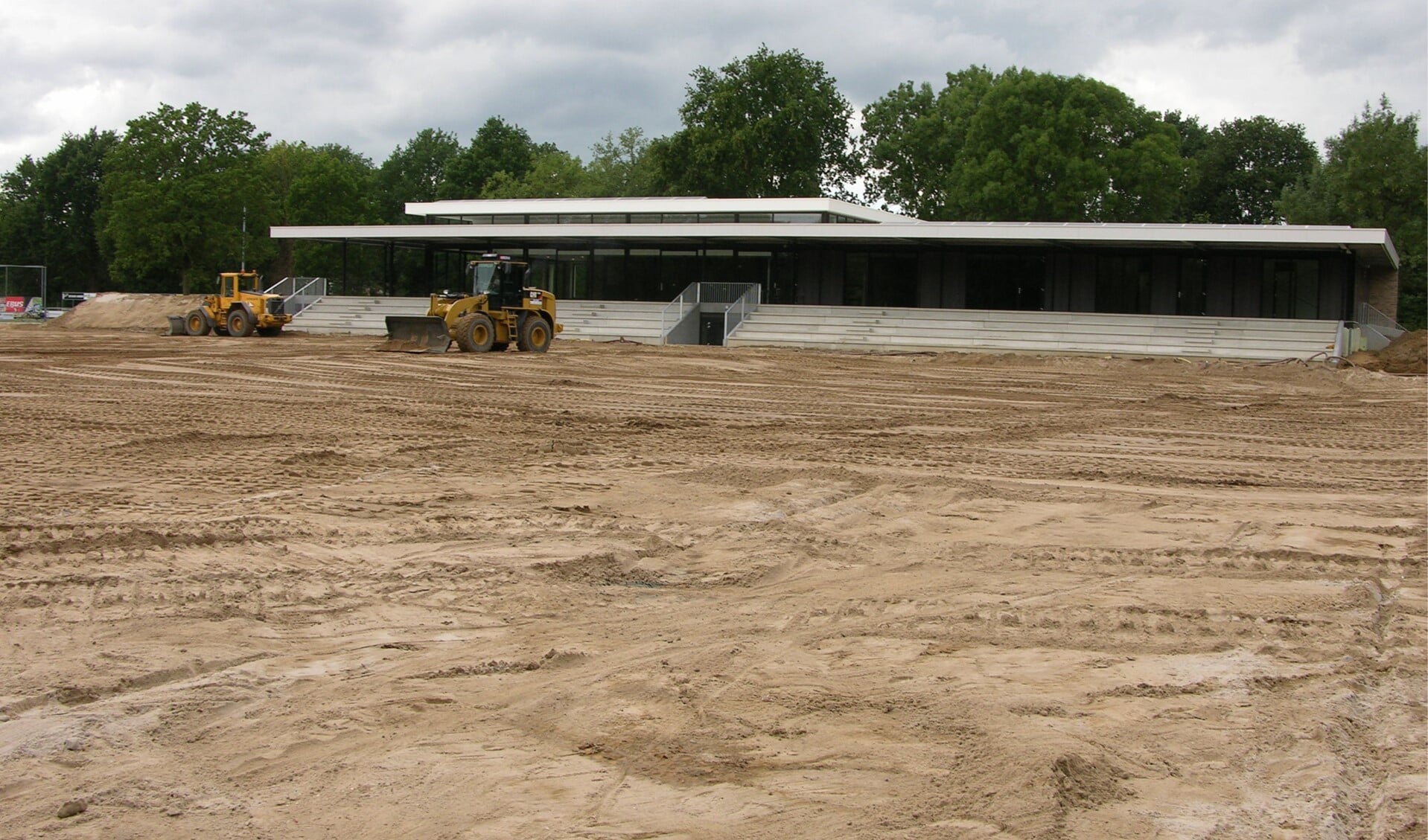 Bij DZC `68 op Sportpark Zuid is afgelopen week gestart met de aanleg van het nieuwe kunstgrasveld; Op de achtergrond het nieuwe clubgebouw met tribune. Foto: John van der Kamp