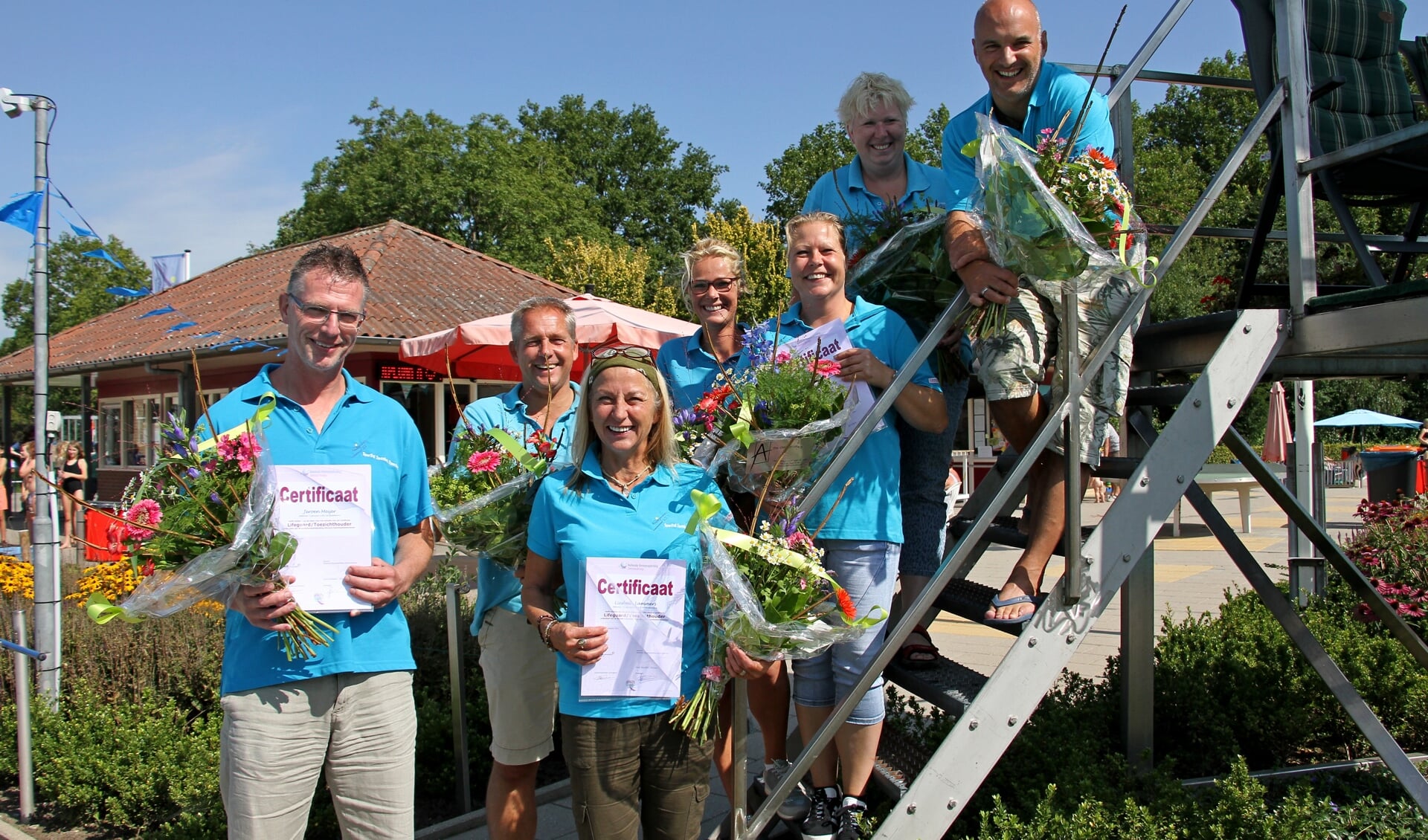 De zeven nieuwe toezichthouders van het zwembad Steenderen. Foto: Liesbeth Spaansen