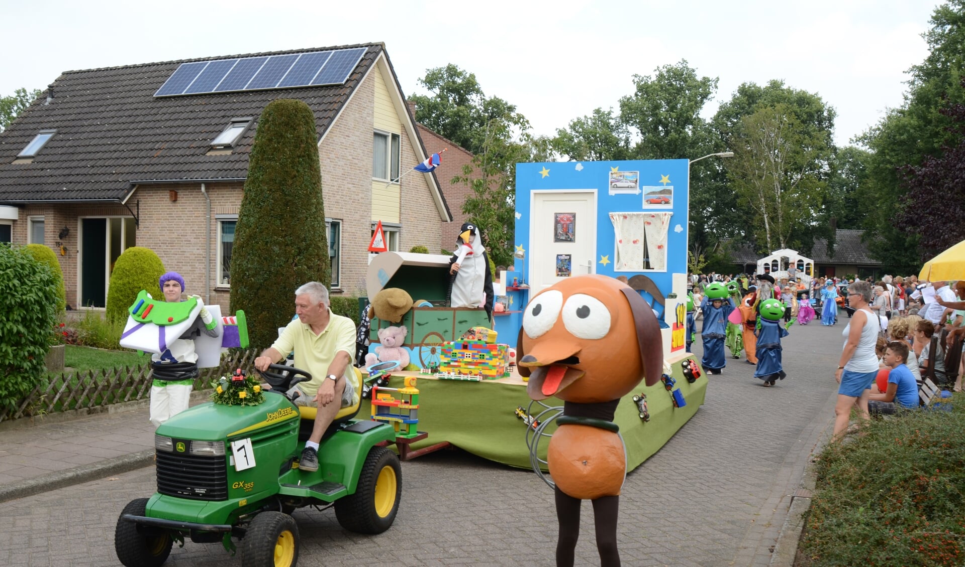 De optocht tijdens het Oranjefeest Vierakker-Wichmond zorgt altijd voor veel saamhorigheid onder de deelnemers en is van een hoog niveau. Foto: PR