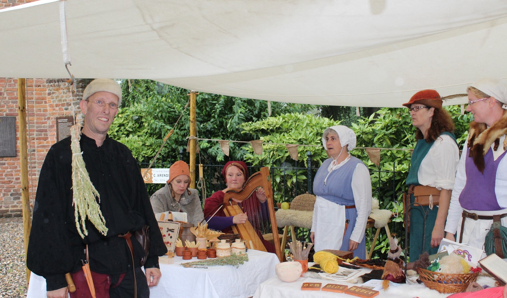 Een cultuur-historisch evenement met sfeervolle aankleding. Foto: Marlous Velthausz