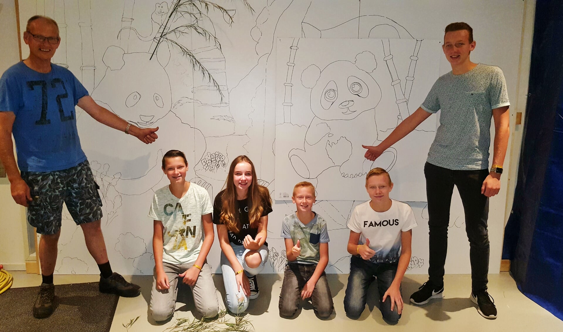 Hans Oostendorp met zijn neefjes en nichtje, Max, Daniëlle,Sven, Twan en Rick, voor hun ontwerpen.