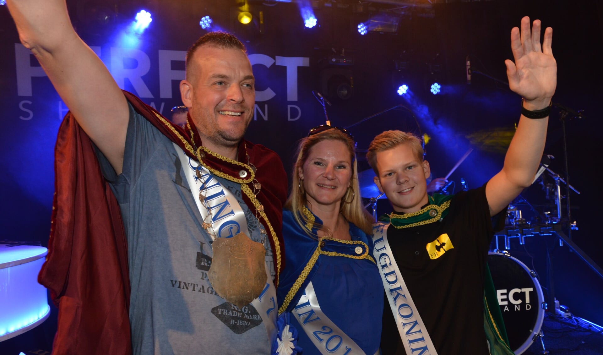 Koning Alex Klaasen, Koningin Susan Koldeweij en Jeugdkoning Daan Stokkers na de huldiging in de feesttent. Foto: Grolse Kermis