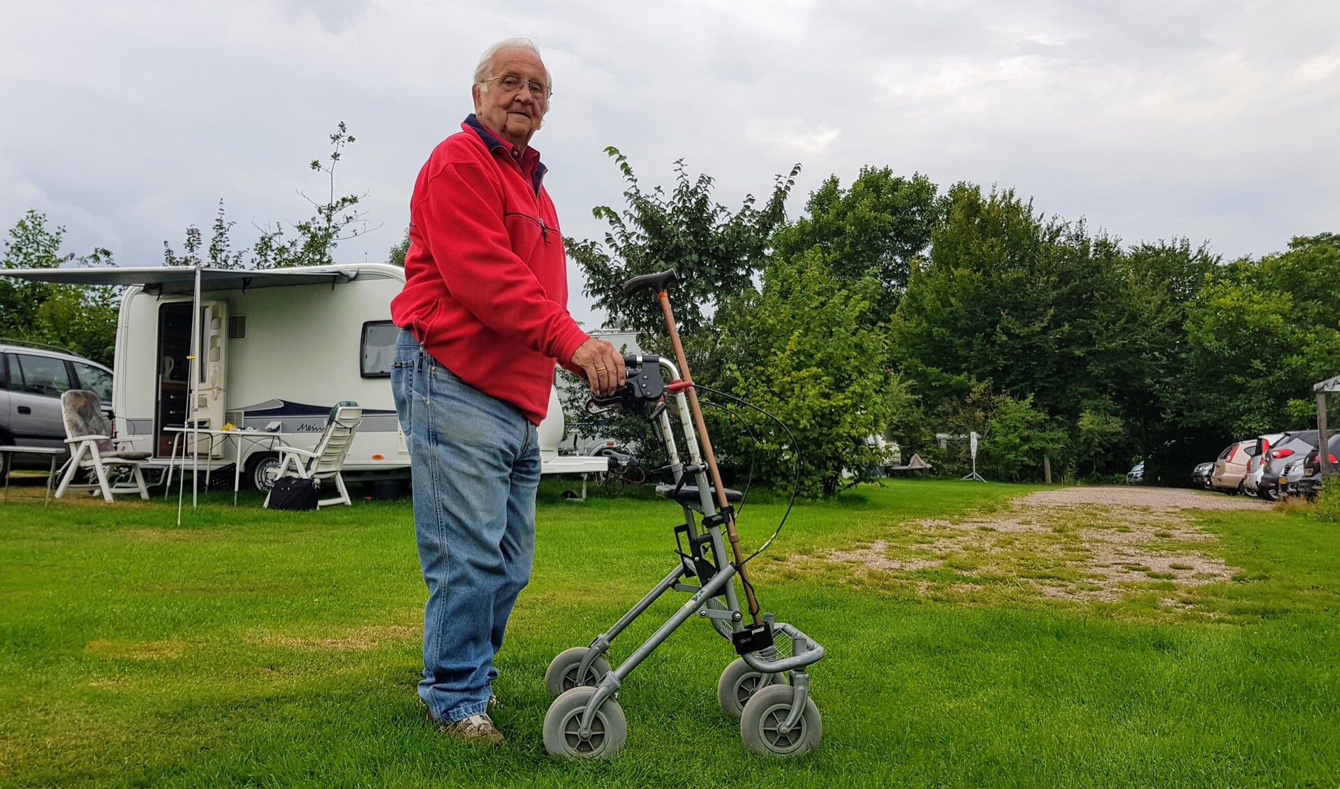 Egbert Huttinga (95) voor de caravan van hem en zijn vrouw Willy (93) op camping Wiemelinkhof in Hengelo. Foto: Luuk Stam