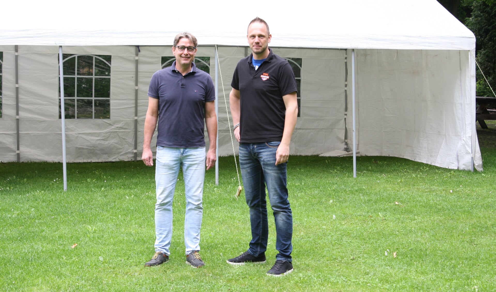 Steffan Overkamp en Frank Thiele in de tuin van Motorhome Meddo, waar het muziekfeest plaatsvindt. Foto: Sander Damen