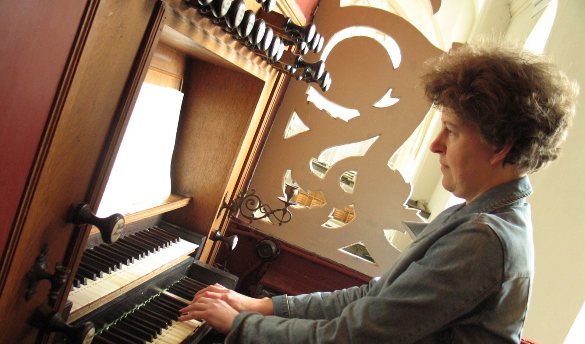 Mirjam Berendsen, vaste organist van de Dorpskerk, speelt tijdens toeristenconcert. Foto: PR
