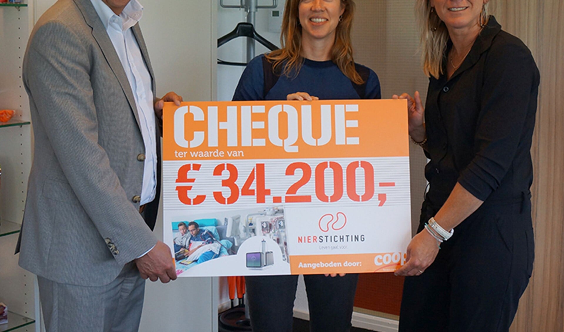 Gerard Koning, commercieel directeur Coop reikt de cheque uit aan Sanne Rademakers en Corinne Hamming (r) van de Nierstichting. Foto: PR