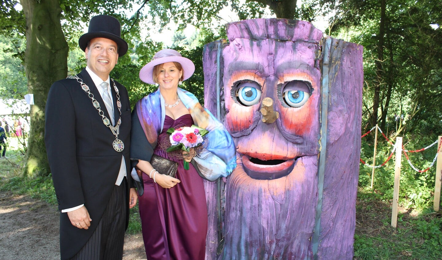 Burgemeester De Baat met zijn vrouw bij de pratende boom in het Fluisterwood. Foto: Marlous Velthausz