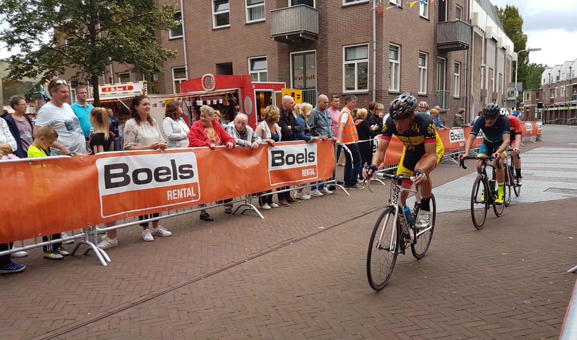 Jan Weevers aan kop van de kopgroep tijdens de wielerloers in Groenlo. Foto: PR. 