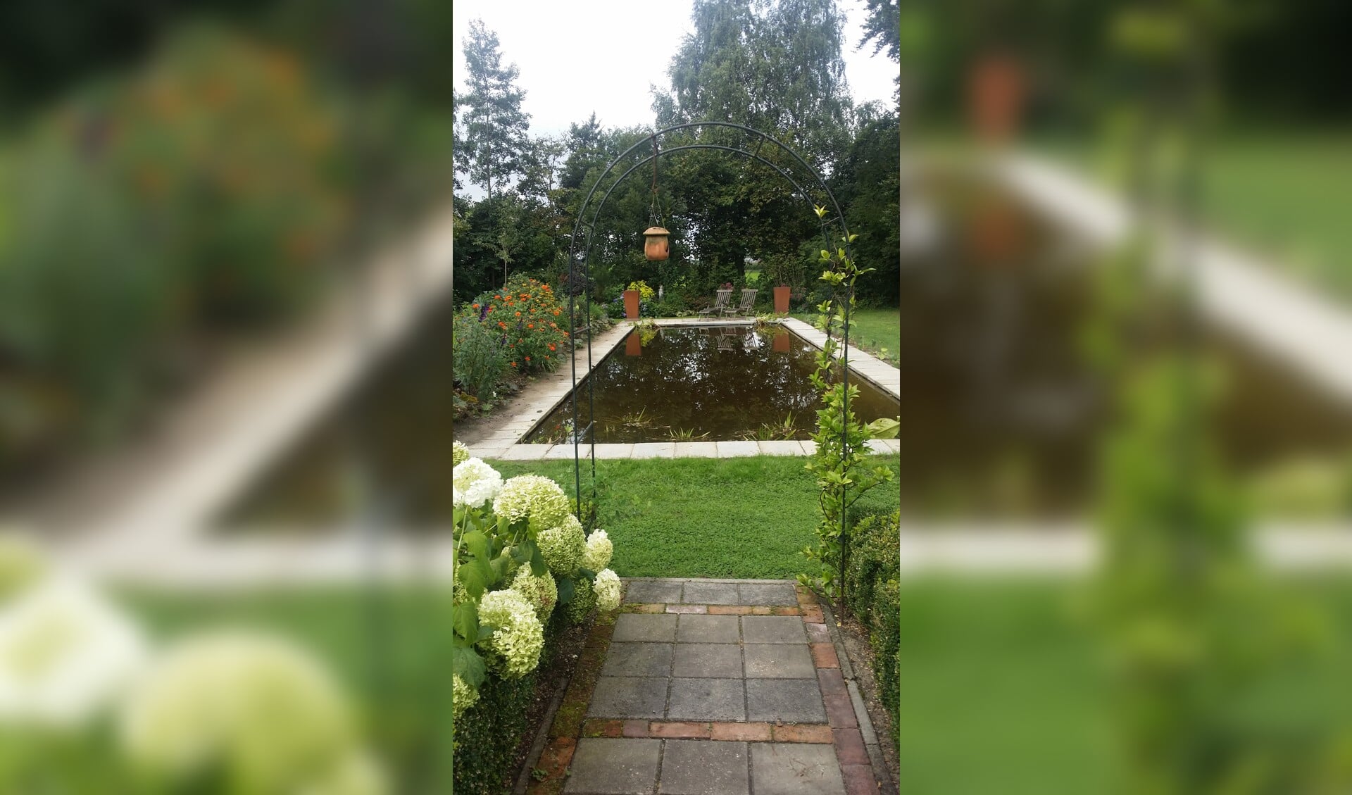 De tuin van 'De Valk' van Dineke Brethouwer aan de Buitenvelerweg 2 in Ruurlo is een romantische, landschappelijk tuin van ruim vijfduizend vierkante meter met heel veel borders. Foto: PR. 