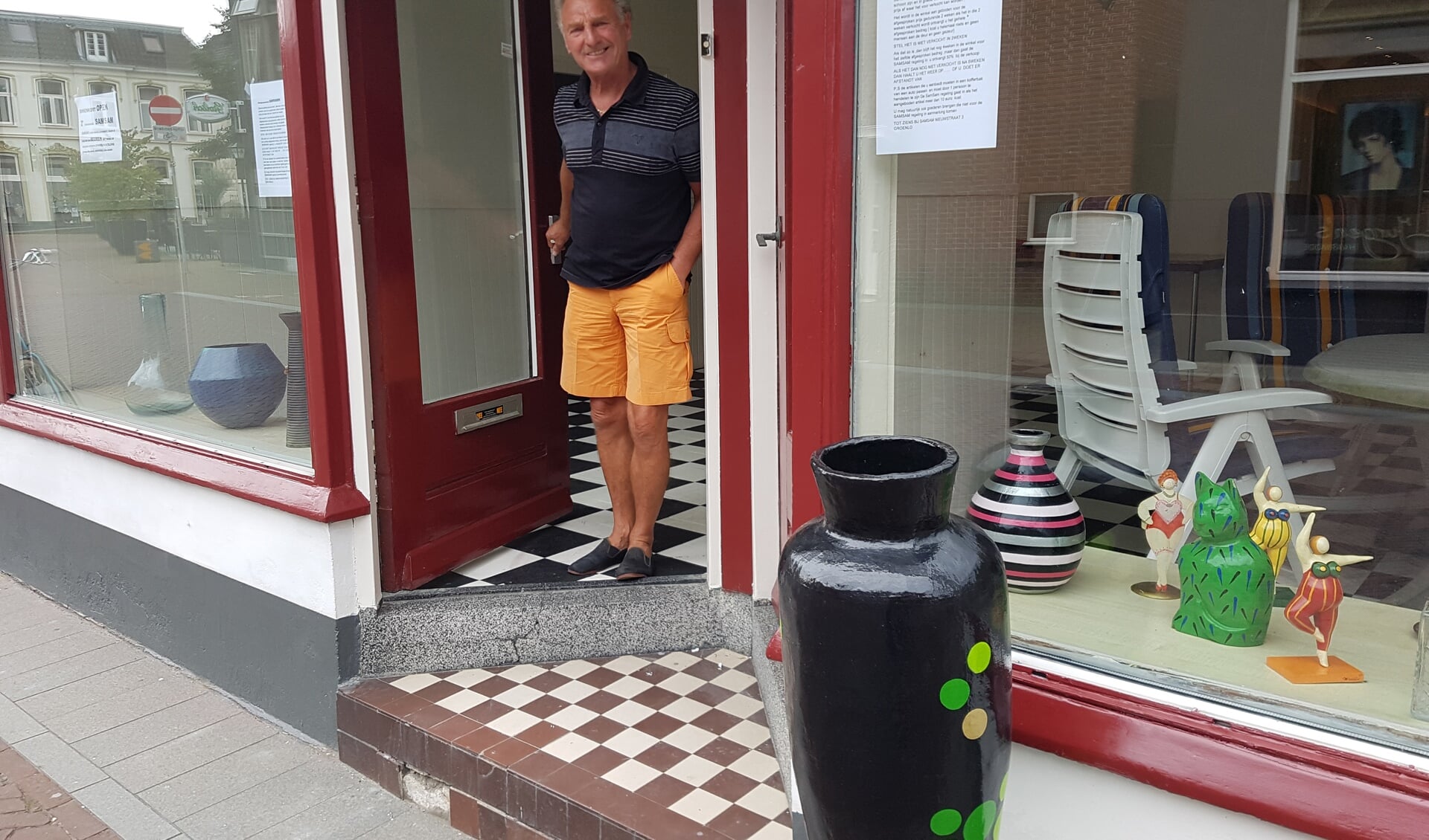 Rinus Minnaar in de deuropening van Samsam aan de Nieuwestraat in Groenlo. foto: Kyra Broshuis