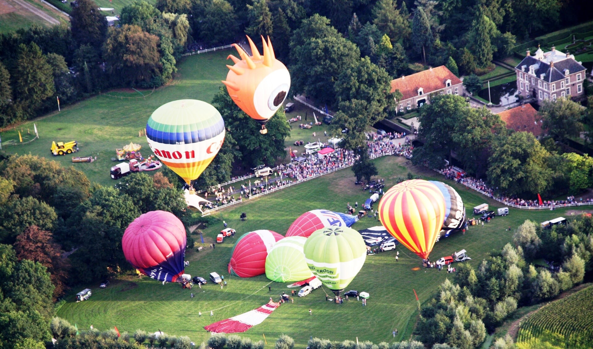 Höfteballooning bij kasteel Warmelo levert een mooi schouwspel en veel vermaak op. Foto: PR