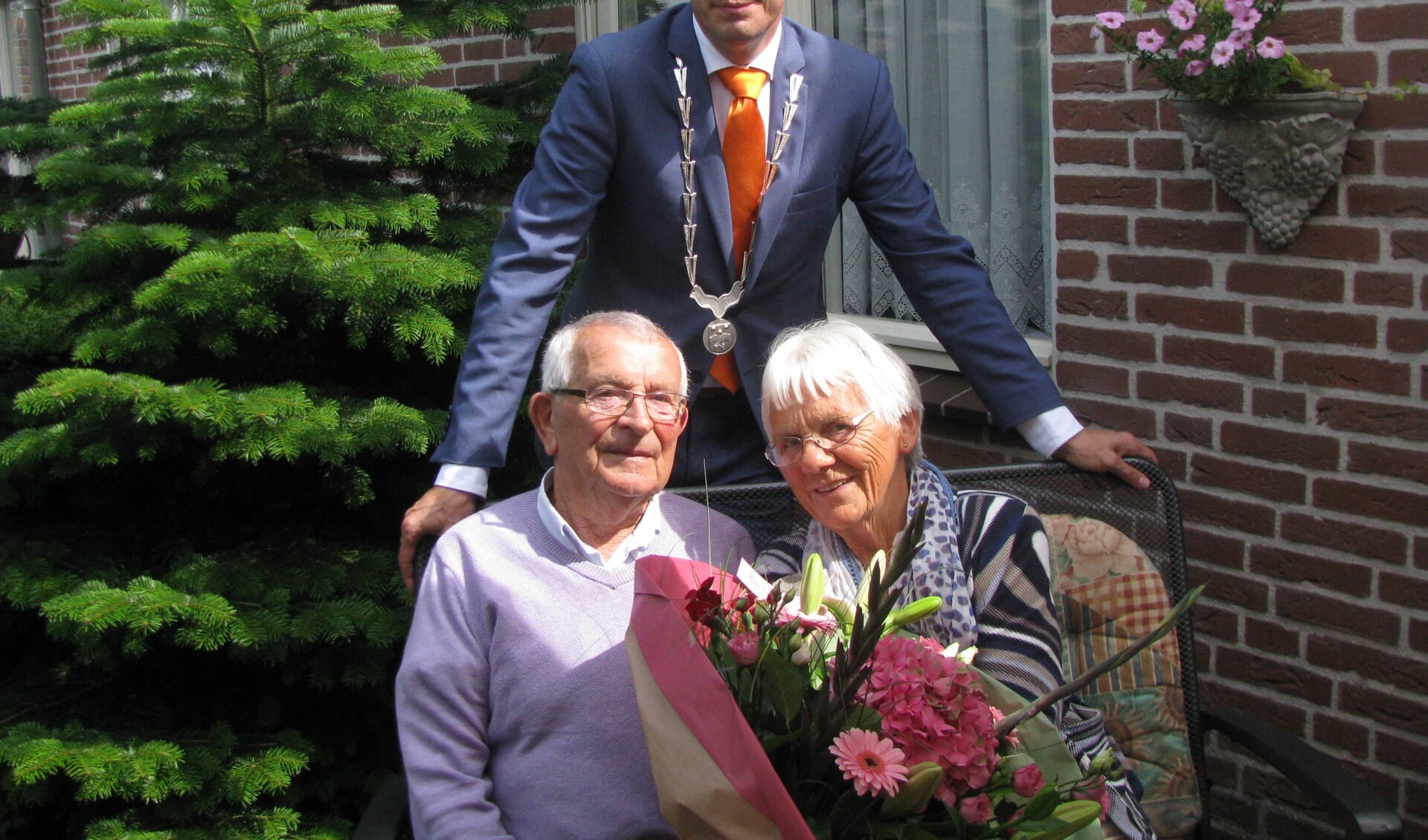 Het diamanten echtpaar Jan Stapelbroek en Marietje Stapelbroek - Hendriks met achter hen burgemeester Joost van Oostrum. Foto: Ferry Broshuis
