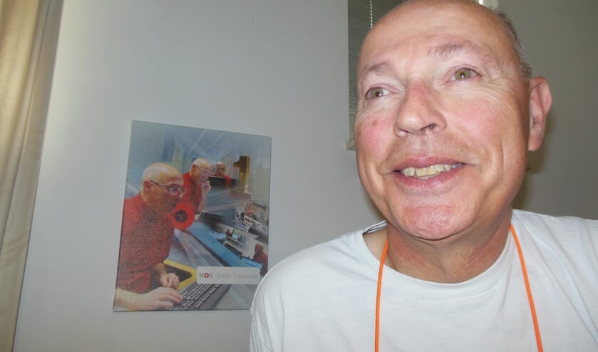 René van der Veer met op de achtergrond een collage van foto’s die oud-nieuwslezeres Sacha de Boer van hem maakte tijdens een van zijn laatste uitzendingen. "Zij stuurde mij als eerste een mailtje toen ik aangaf te moeten stoppen…" Foto: Eric Klop