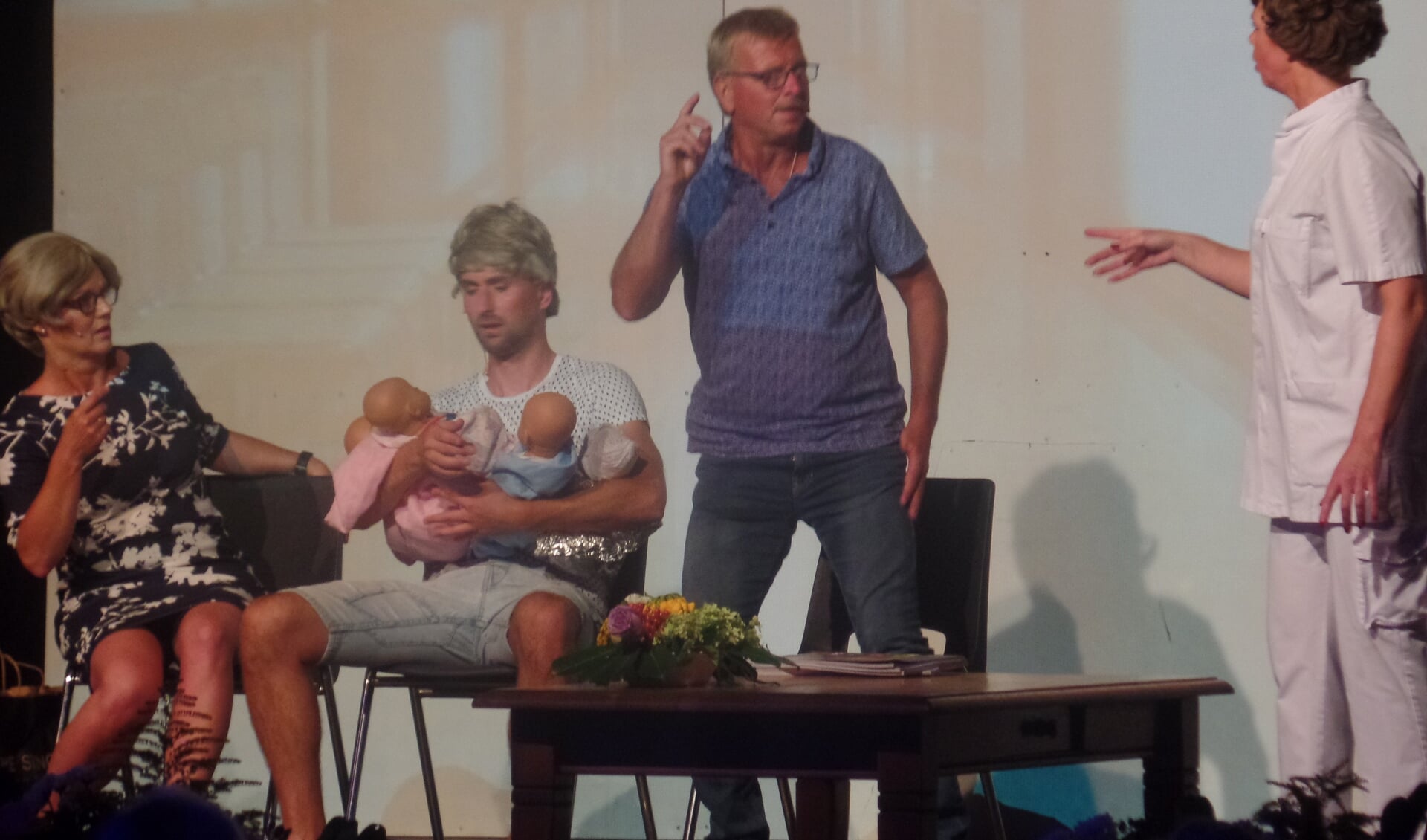 Volop hilariteit tijdens de Barchemse revue als er een vierling wordt geboren. Foto: Jan Hendriksen. 