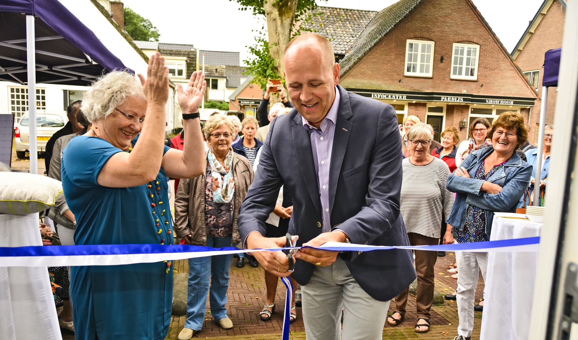De locoburgemeester van Lochem, Bert Groot Wesseldijk, opent onder grote belangstelling de vernieuwde Wereldwinkel in Eefde.Foto: Rene Brigg