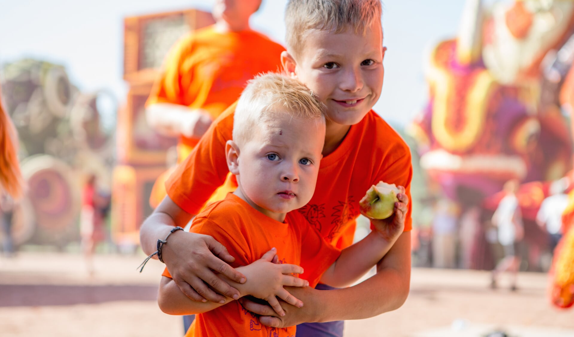Basisschoolkinderen kunnen op zaterdag 2 september van 13.30 tot 16.00 uur gratis meedoen aan de Kinderspelen op het Switeterrein. Op de foto: Dion en Gijs.  Foto: PR Bloemencorso