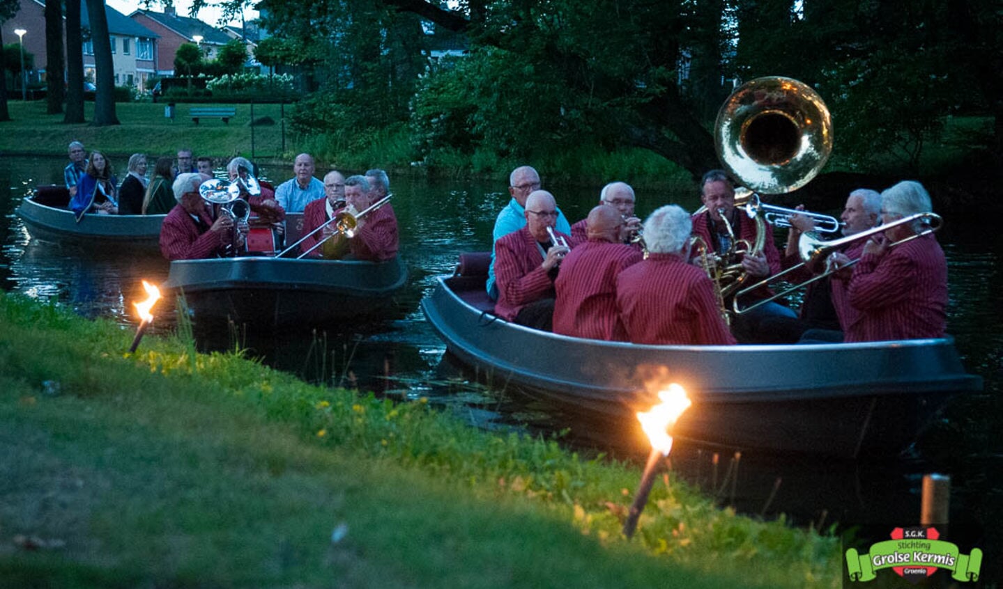 Het muzikale tochtje over de gracht van de Koningsparen.