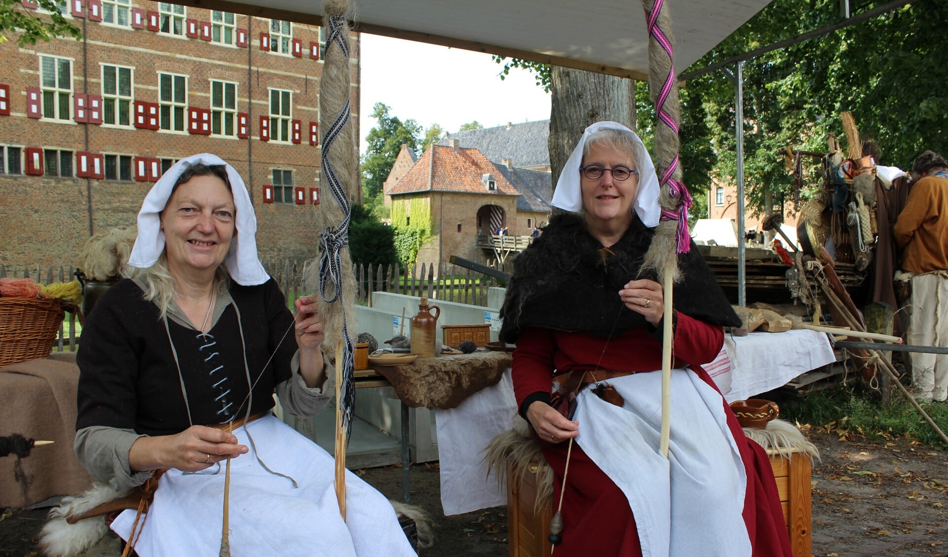 De Gaanderense 'spinning sisters' draaien draadjes vlas tot linnen. Foto: Marlous Velthausz