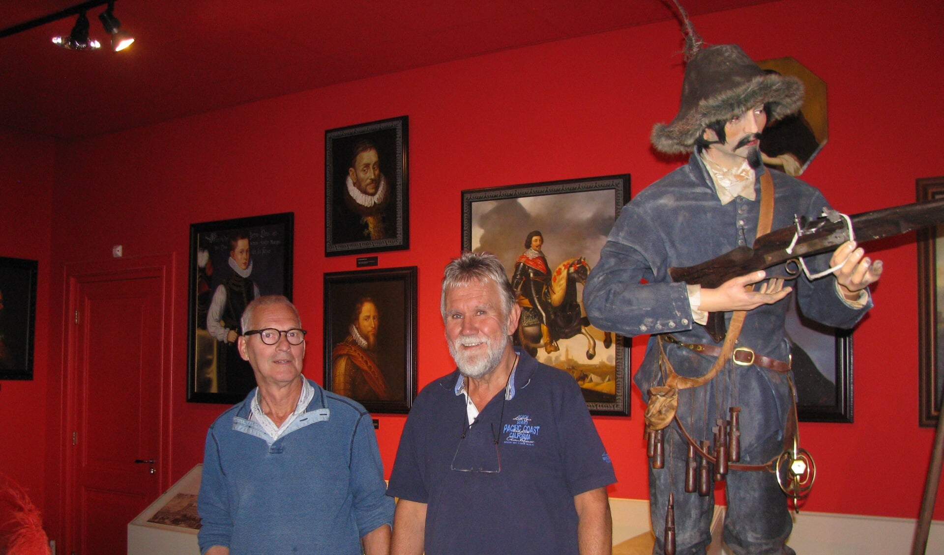 Links Piet Zemann en naast hem Arie Bragt, vrijwilligers van het museum. Foto: Ferry Broshuis