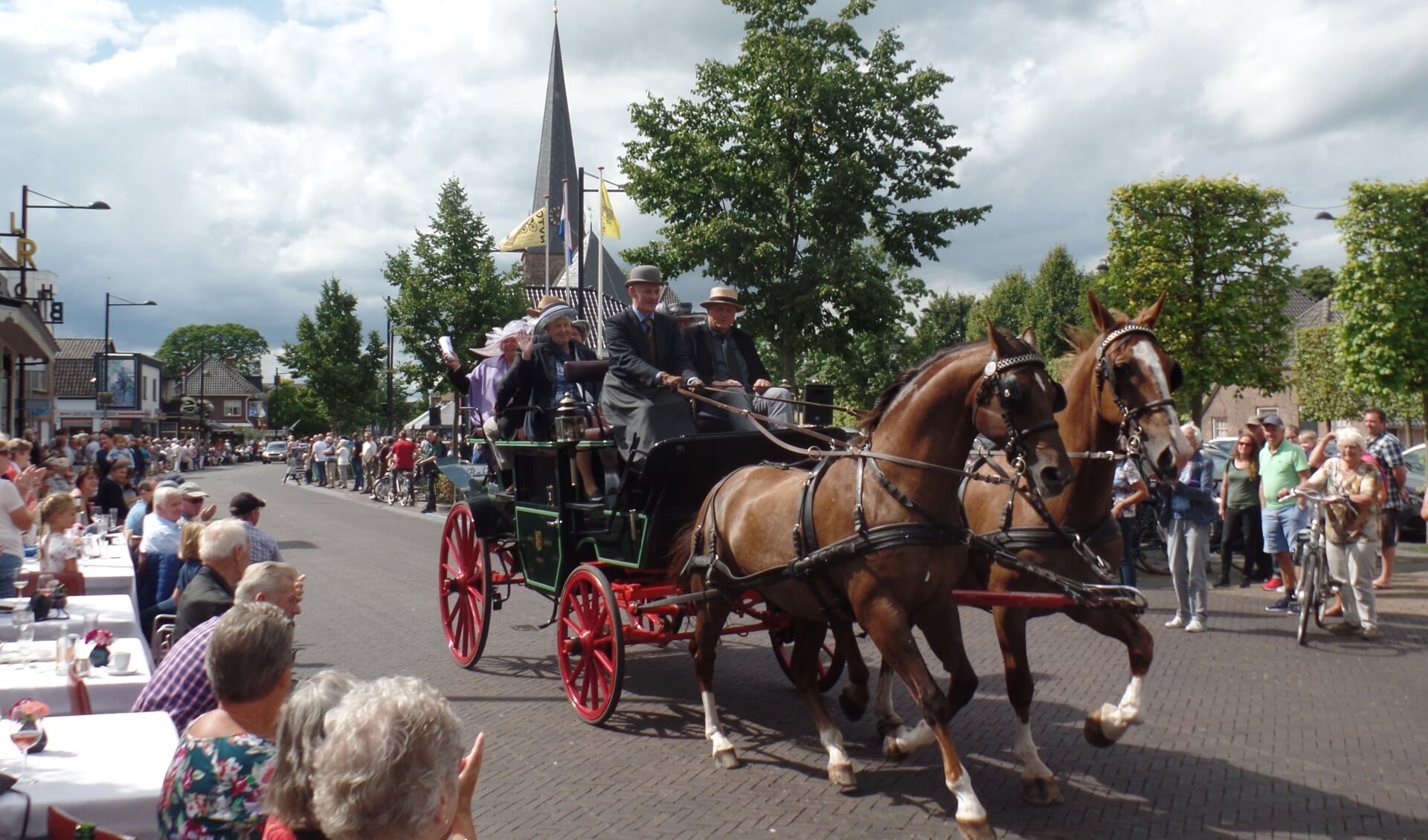 Met bijna zestig rijtuigen en aanspanningen was de Vordense Kastelenrit wederom één van de grootste traditioneel gerij ritten van Nederland. Foto: Jan Hendriksen