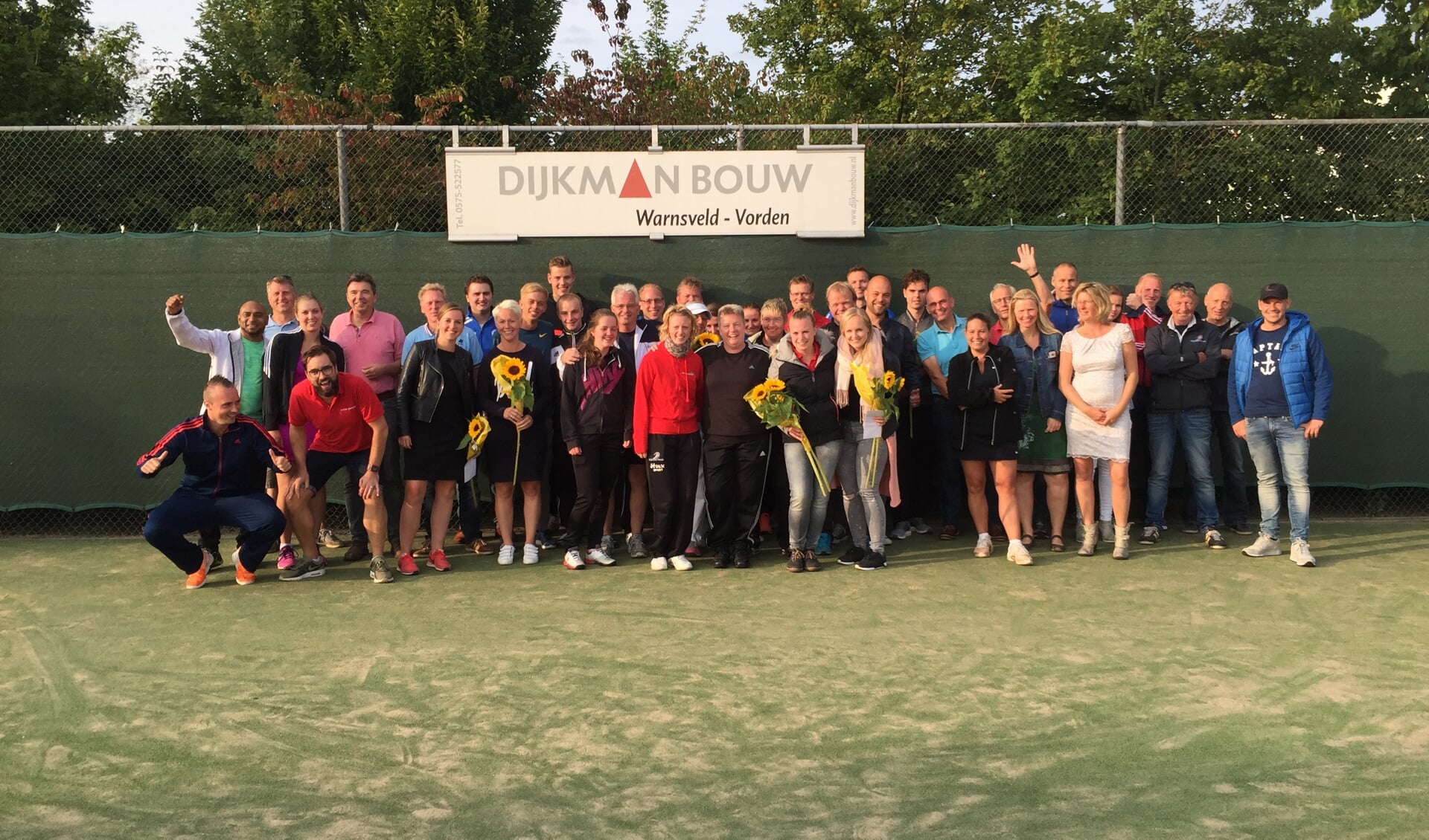 Een aantal deelnemers van het 14de keer het Dijkman Bouw Open tennistoernooi. Foto: PR