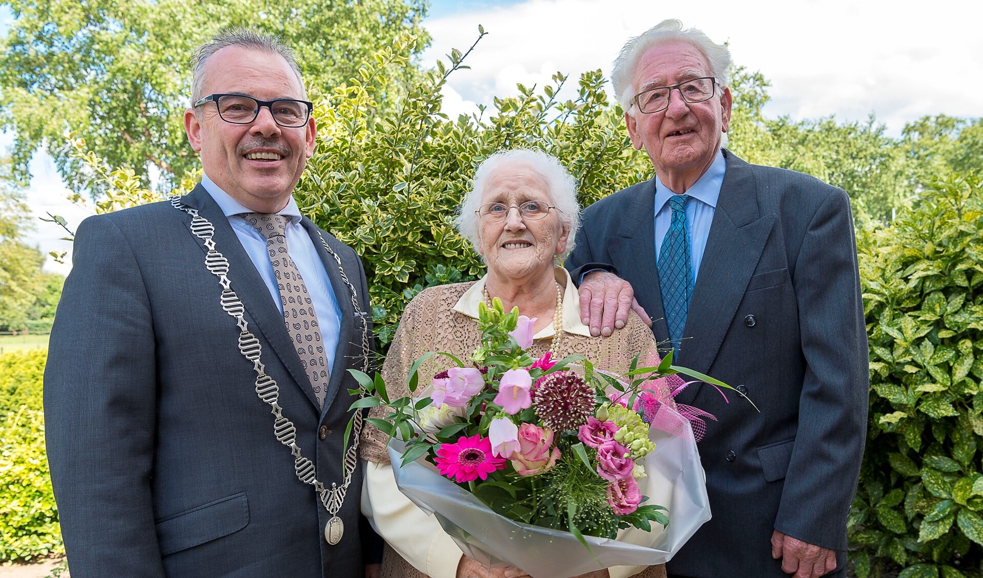 Loco-burgemeester Bert Kuster feliciteert het echtpaar Bolk. Foto: Henk van Raaij
