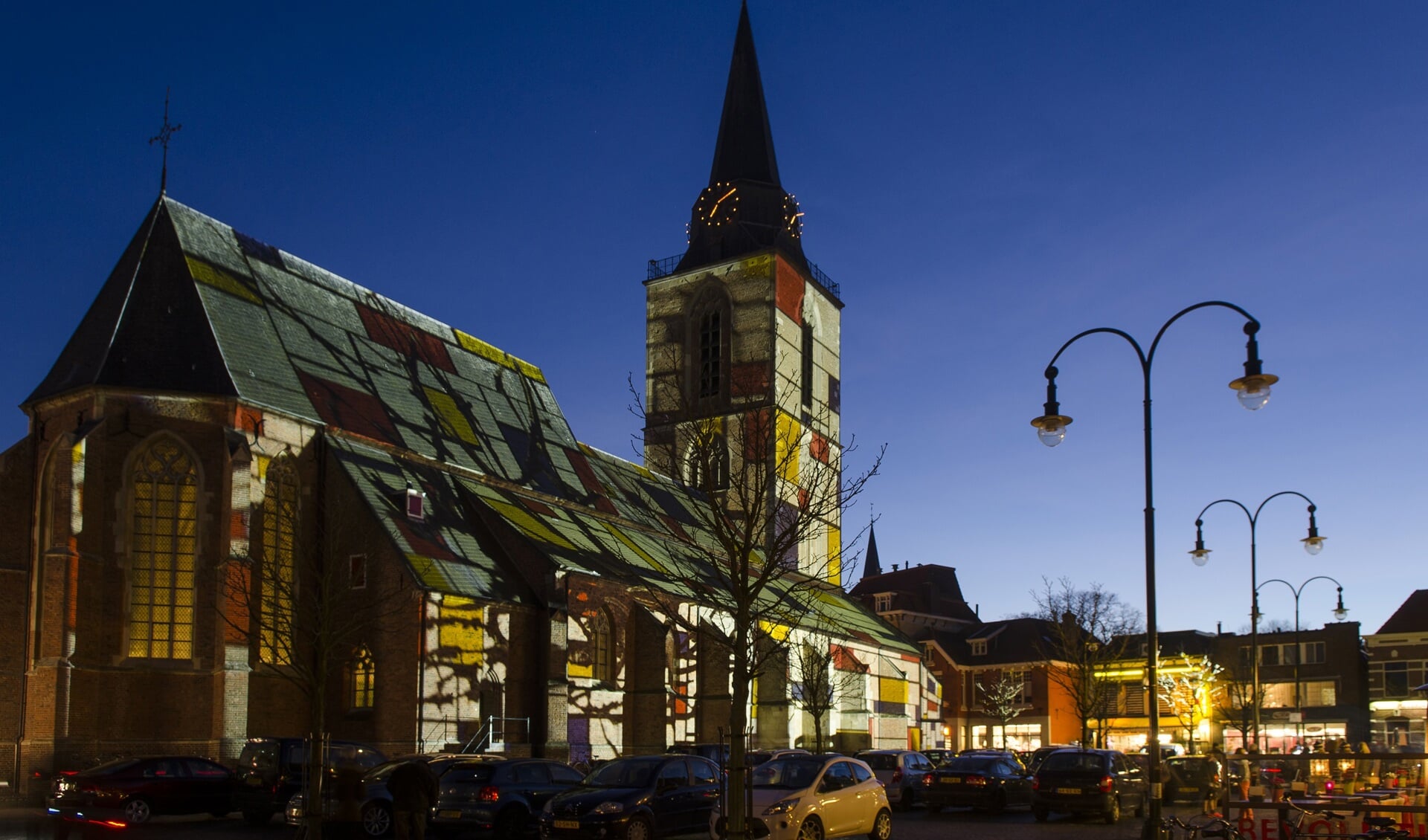 De Jacobskerk in Mondriaankleuren tijdens Piet is Jarig. Foto: Gerben Olthof