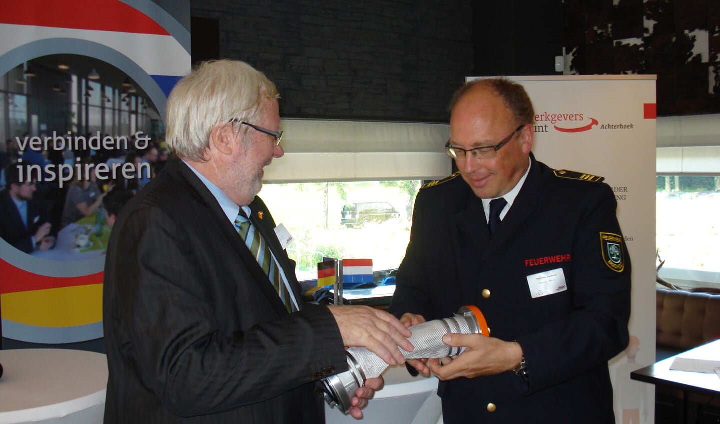 Praktisch en symbolisch: Thomas Wiltenberger van de Duitse ambassade ontvangt van Thomas Deckers van de Bocholtse Feuerwehr het koppelingsstuk tussen de Duitse en Nederlandse brandweersystemen. 