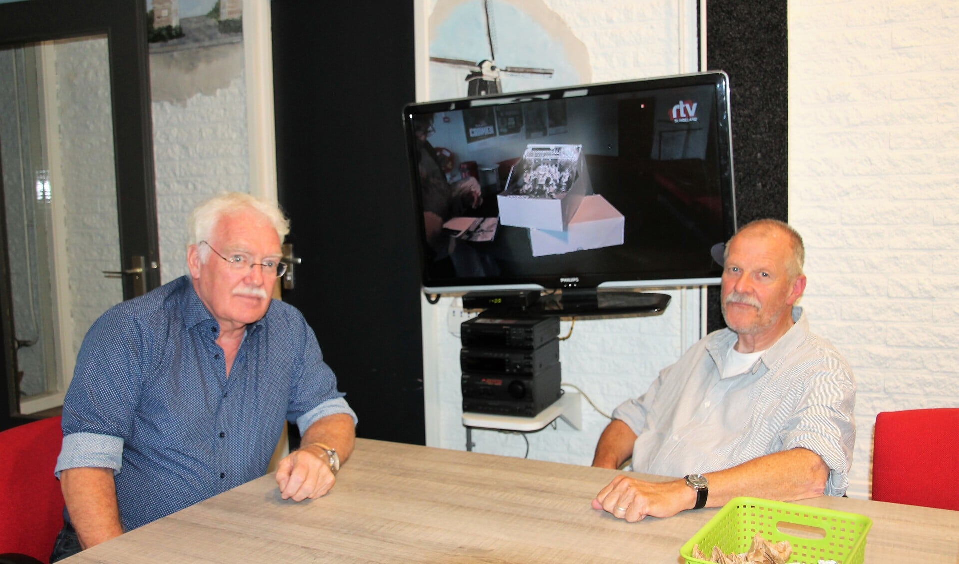 Wim Kuut en Jan Rietman (links) van RTV Slingeland. Foto: Lydia ter Welle