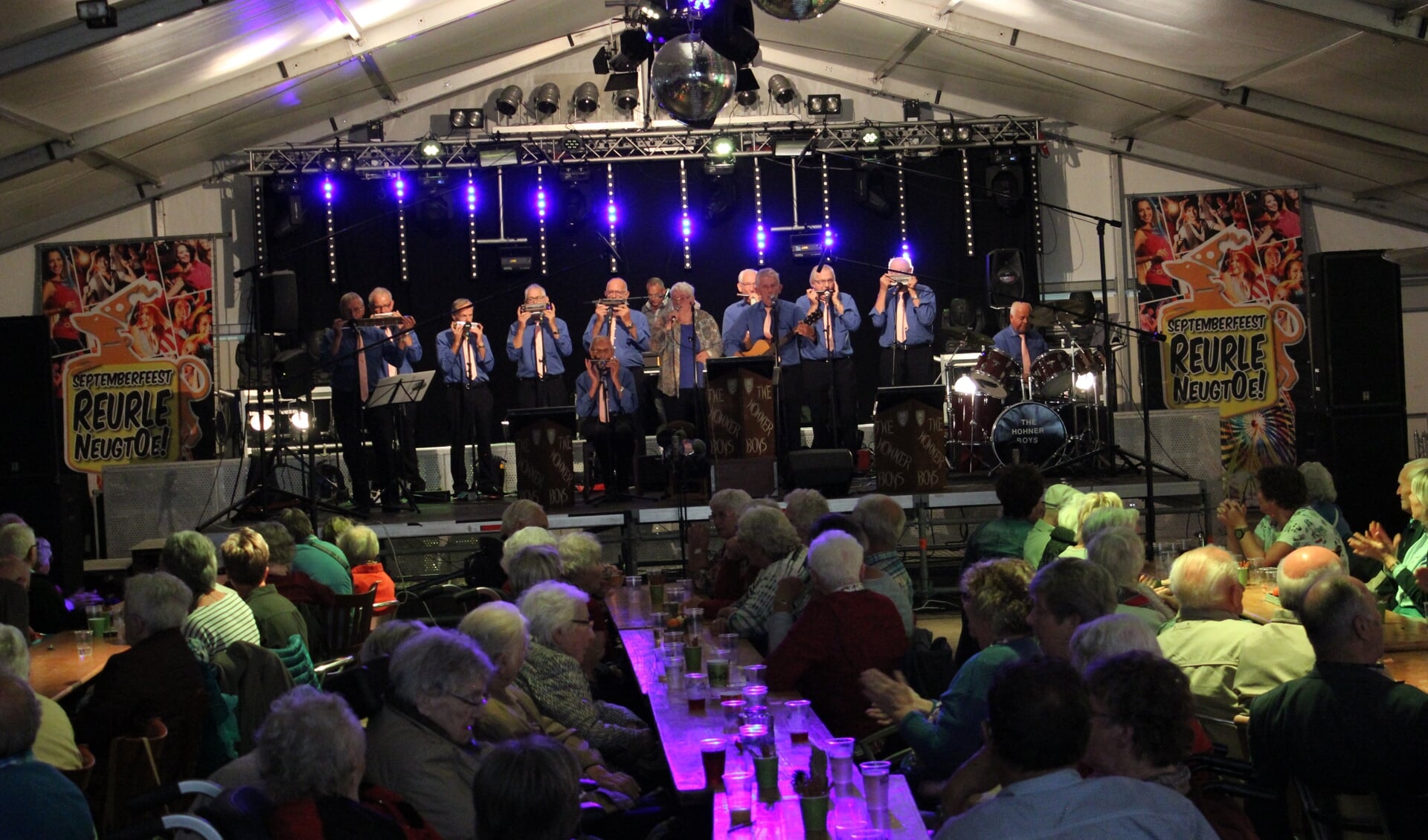 Mondharmonicaorkest The Hohner Boys uit Gaanderen vermaakten de senioren muzikaal. Foto: Oranjevereniging Ruurlo. 
