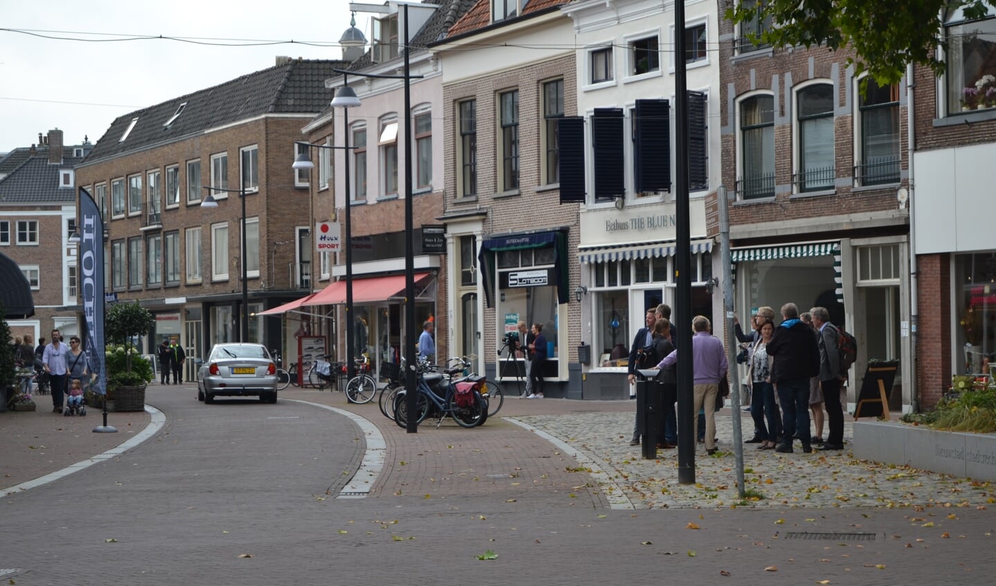 De groepen maken een wandeling door Nieuwstad, Zutphen. Foto: Karin Stronks